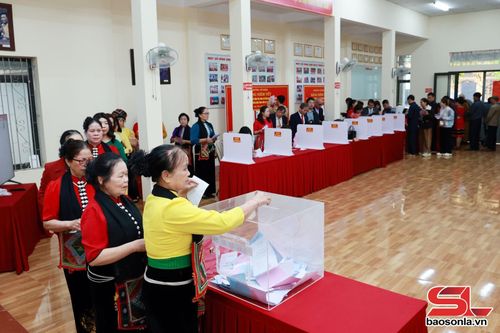 Cử tri bỏ phiếu tại khu vực bỏ phiếu số 17, phường Tô Hiệu.