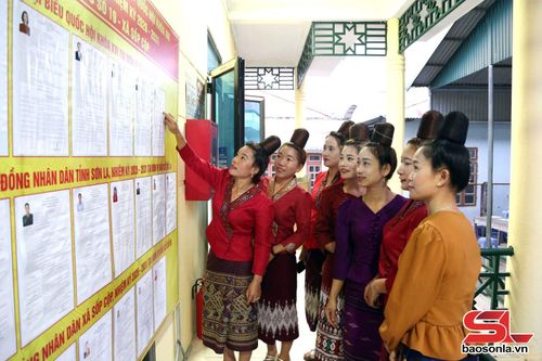 Cử tri bản Mường Và, xã Sốp Cộp xem danh sách những người ứng cử đại biểu Quốc hội và HĐND các cấp. Ảnh: Mạnh Hùng