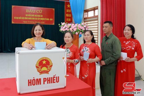 Cử tri tiểu khu Chè Đen 1, phường Thảo Nguyên bỏ phiếu bầu cử. Ảnh: Huy Thành