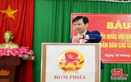Lãnh đạo UBND xã Mường Chanh tham gia bỏ phiếu.