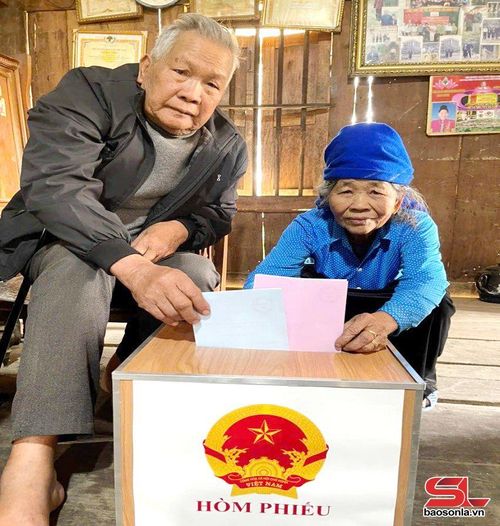 Cử tri cao tuổi trên địa bàn xã thực hiện quyền và nghĩa vụ công dân