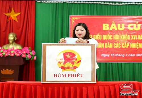 Lãnh đạo Đảng ủy xã Mường Chanh tham gia bỏ phiếu.