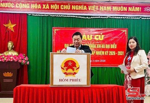 Lãnh đạo Sở Tài chính tham bỏ phiếu tại Khu vực bỏ phiếu số 01, bản Cang Mường.