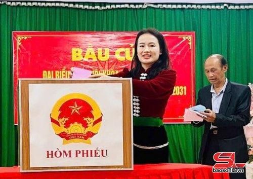 Lãnh đạo Đảng ủy xã Mường Chanh tham gia bỏ phiếu.