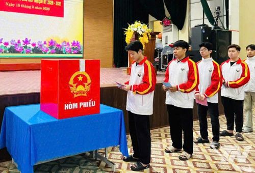 Tại khu vực bỏ phiếu số 14, Trường Đại học Kỹ thuật công nghiệp Thái Nguyên (phường Tích Lương), hơn 600 cử tri là các nhà khoa học, giảng viên, sinh viên đã tham gia bầu cử.