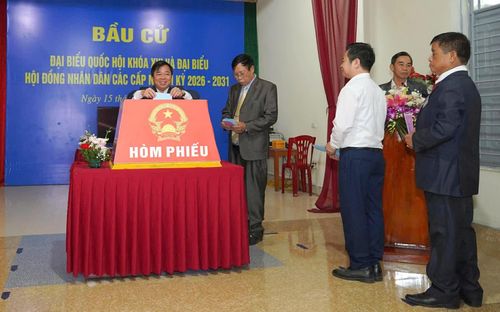 Đồng chí Bùi Văn Lương, Phó Bí Tỉnh ủy, Phó Chủ tịch Thường trực UBND tỉnh, bỏ phiếu tại khu vực bỏ phiếu số 11, phường Phúc Thuận.