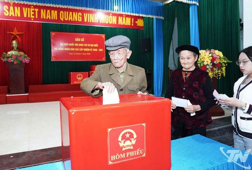 Vợ chồng ông Lăng Quyết Tiến (85 tuổi) và bà Phó Thị Sinh (83 tuổi), ở xóm Tam Thái (xã Đồng Hỷ), tham gia bỏ phiếu.