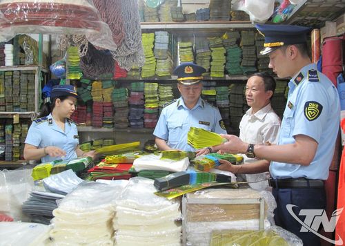 Lực lượng Quản lý thị trường tăng cường kiểm tra kiểm soát nhằm thúc đẩy thương mại dịch vụ phát triển bền vững.