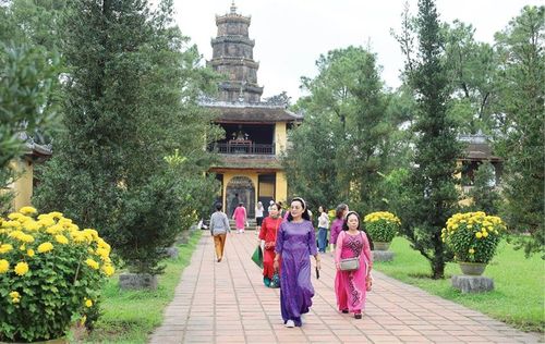 Khách tham quan chùa Thiên Mụ