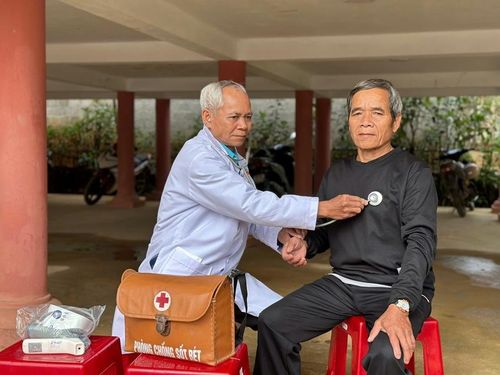  Bác sĩ Nguyễn Minh Tin, Phó Giám đốc Trạm Y tế xã A Lưới 2 thăm khám sức khỏe cho cử tri tại điểm bầu cử. Ảnh: Nguyễn Khánh