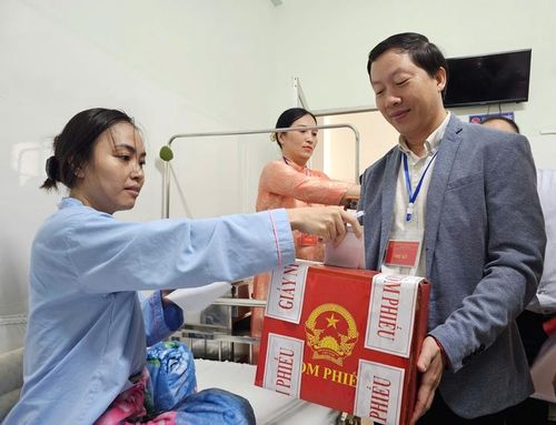Hòm phiếu lưu động đến tận giường bệnh nhân đang điều trị tại Bệnh viện Trường Đại học Y - Dược Huế. Ảnh: Phan Thành