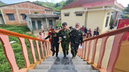  Lực lượng công an giúp người già, cựu chiến binh tại khu vực bầu cử số 7, xã A Lưới 2. Ảnh: Nguyễn Khánh