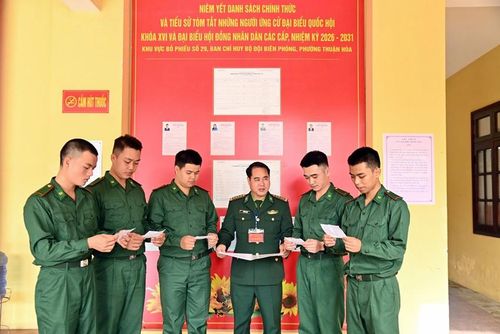  Các tân binh bộ đội biên phòng kiểm tra thẻ cử tri trước khi bỏ phiếu. Ảnh: Quỳnh Anh