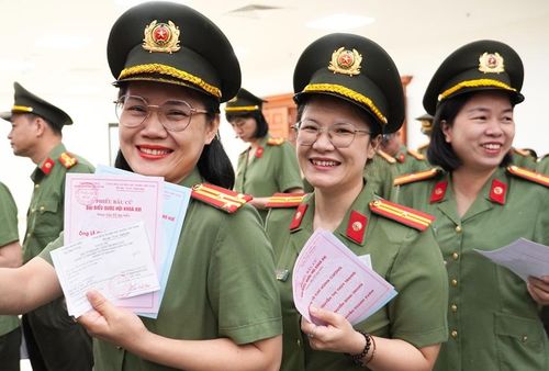 Cán bộ, chiến sĩ Công an TP. Huế trước khi tham gia bỏ phiếu bầu đại biểu Quốc hội và đại biểu HĐND các cấp. Ảnh: Minh Nguyên