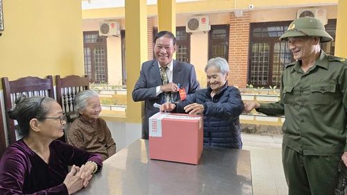 Cử tri tại Trung tâm Điều dưỡng, chăm sóc người có công thành phố phấn khởi tham gia bỏ phiếu bầu cử. Ảnh: Liên Minh
