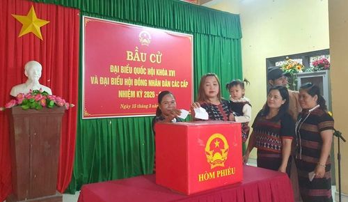  Cử tri Lê Thị Mi Sa, người dân tộc thiểu số Pa hy, ở thôn 2, xã Bình Điền cùng con gái bỏ phiếu ở khu vực bỏ phiếu số 7. Ảnh: Võ Nhân
