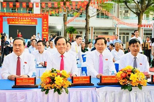 Chủ tịch Quốc hội Trần Thanh Mẫn, Bí thư Thành ủy TP.HCM Trần Lưu Quang cùng cử tri dự khai mạc Ngày bầu cử - Ảnh: Việt Dũng