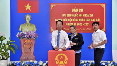 Ông Lữ Quang Ngời, Chủ tịch UBND tỉnh Cà Mau tham dự lễ khai mạc và thực hiện quyền bầu cử.
