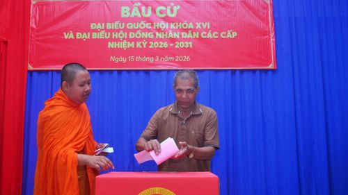 Cử tri thực hiện bỏ phiếu tại Khu vực bỏ phiếu số 16, xã Hưng Hội.
