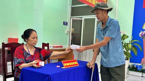 Cử tri Phạm Hữu Dược, hội viên Hội Cựu chiến binh (khóm 4, phường Bạc Liêu) tham gia bỏ phiếu tại khu vực bỏ phiếu số 5 (phường Bạc Liêu, tỉnh Cà Mau).