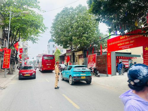  CSGT Hà Nội phân luồng tại điểm bỏ phiếu trên Đường 419, xã Quốc Oai. 