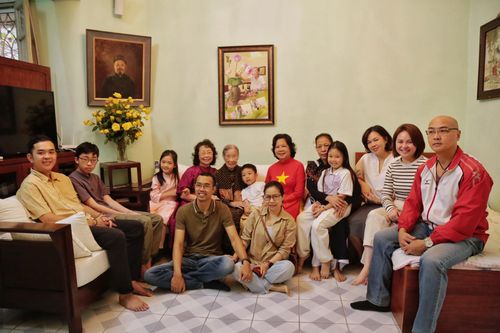  Không chỉ tự mình tham gia bầu cử, cụ Thuận cũng luôn nhắc nhở con cháu trong gia đình thực hiện đầy đủ quyền và nghĩa vụ công dân. 