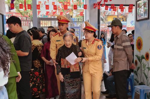  Tại điểm bỏ phiếu, hình ảnh bà cụ với mái tóc bạc, chậm rãi bước đi thu hút sự quan tâm của nhiều cử tri. Nhiều người dừng lại trò chuyện, hỏi thăm và bày tỏ sự khâm phục trước tinh thần trách nhiệm của cụ. 