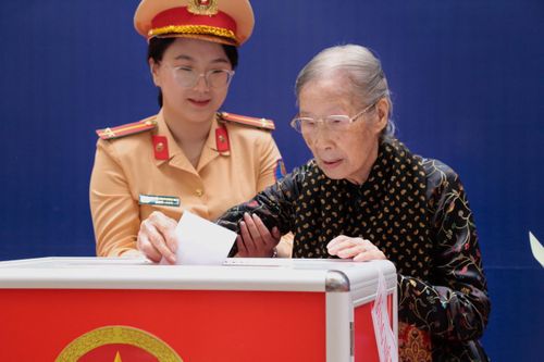  Chia sẻ về mong muốn của mình, cụ Thuận gửi gắm niềm tin vào những đại biểu sẽ được cử tri lựa chọn. “Tôi mong những người trúng cử sẽ luôn gần dân, lắng nghe và chăm lo cho đời sống của nhân dân, để người dân ngày càng bớt khó khăn”, cụ nói. 