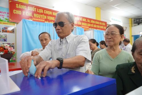Cử tri là người khiếm thị tham gia bầu cử tại phường Bình Quới.