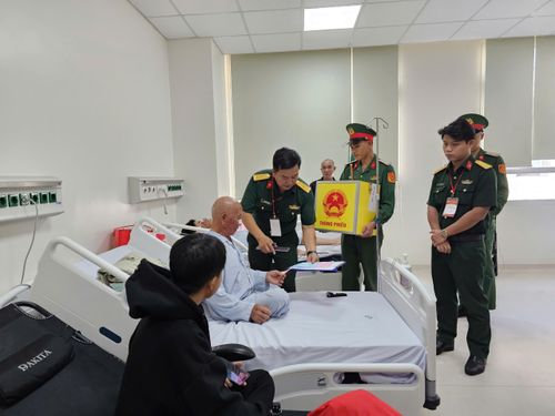 Ông Nguyễn Văn Lung thực hiện quyền công dân ngay trên giường bệnh.