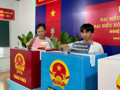 Cử tri tại cơ sở cai nghiện bỏ phiếu bầu cử.
