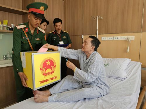 Cử tri đặc biệt bỏ phiếu bầu cử trên giường bệnh tại TP.HCM.