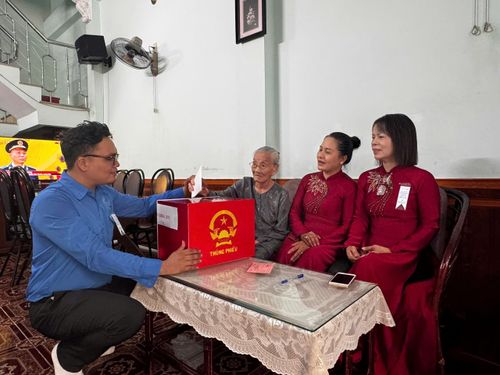 Cụ bà 101 tuổi Từ Thị Hương được cán bộ phường Tam Thắng đến tận nhà hỗ trợ bỏ phiếu bầu cử.