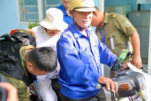 Bà Nguyễn Thị Liễu được hỗ trợ đưa đến điểm bầu cử để trực tiếp bỏ phiếu cho người mình tin tưởng.