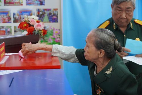 Rất nhiều cử tri lớn tuổi, sức khỏe yếu vẫn trực tiếp đi bỏ phiếu bầu cử.
