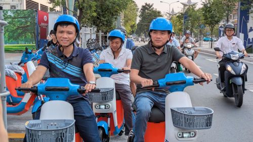 Nhiều người dân hào hứng trải nghiệm xe đạp điện công cộng dọc tuyến phố đi bộ Nguyễn Huệ.