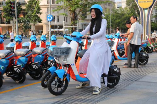 Hệ thống xe đạp điện công cộng được triển khai thí điểm tại trạm Thương xá Tax, khu vực giao đường Nguyễn Huệ - Lê Lợi.