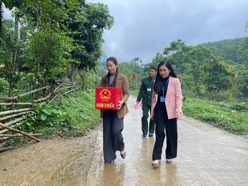 Tổ bầu cử tại đơn vị bầu cử số 1 của xã Kim Phú, tỉnh Quảng Trị mang hòm phiếu đến tận nhà các cử tri lớn tuổi, sức khỏe yếu. Ảnh: Hùng Tân
