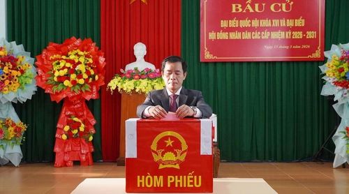 Bí thư Tỉnh ủy Quảng Trị Nguyễn Văn Phương, tham gia bỏ phiếu tại khu vực bỏ phiếu số 15, tại phường Đồng Hới, tỉnh Quảng Trị. Ảnh: Mai Anh