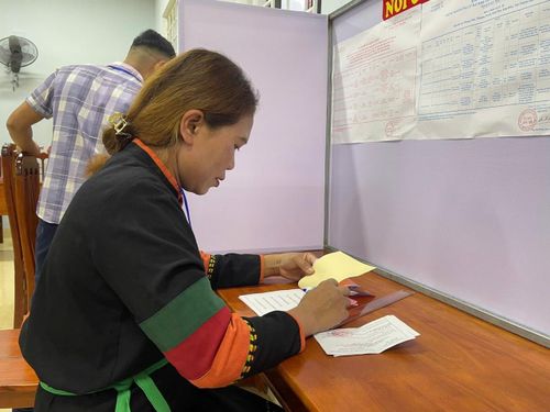 Cử tri tại các điểm bầu cử ở xã kim Phú, tỉnh Quảng Trị nghiên cứu thông tin, lựa chọn ứng viên mà mình tin tưởng. Ảnh: Hùng Tân