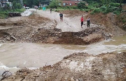 Lũ về bất ngờ cuốn trôi cầu tạm gây chia cắt hơn 2.200 cử tri ở xã Trà Liên.