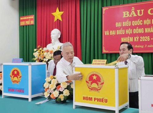 Công tác niêm phong thùng phiếu được tiến hành công khai tại địa điểm bầu cử.