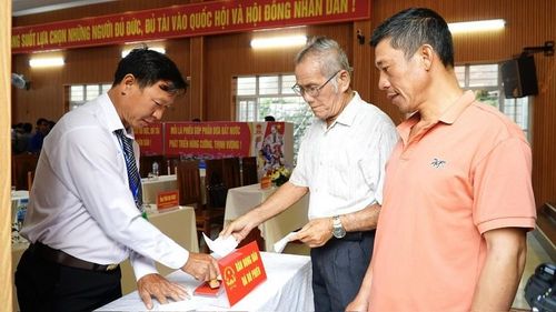 Cử tri tỉnh Gia Lai nhận thẻ cử tri có đóng dấu xác nhận đã đi đầu cử.