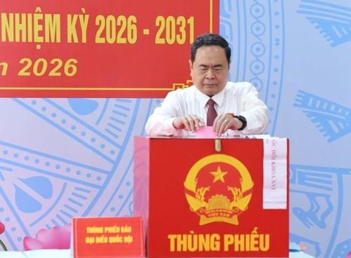 Chủ tịch Quốc hội Trần Thanh Mẫn, Chủ tịch Hội đồng Bầu cử quốc gia, bỏ phiếu tại Khu vực bỏ phiếu số 14 (xã Hóc Môn, Tp.HCM).