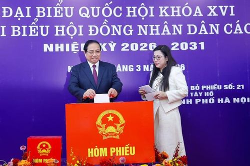 Thủ tướng Chính phủ Phạm Minh Chính và phu nhân bỏ phiếu tại phường Tây Hồ, Hà Nội.