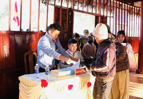Cử tri Tư Mơ Rông tham gia bầu cử