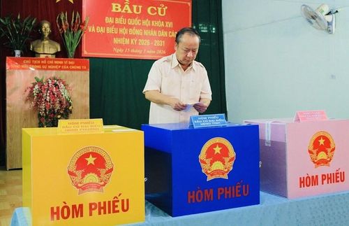 Đồng chí Châu Ngọc Tuấn - Phó Bí thư Tỉnh ủy, Trưởng Đoàn đại biểu Quốc hội (ĐBQH) tỉnh, Phó Chủ tịch Ủy ban bầu cử tỉnh Gia Lai bỏ phiếu bầu cử