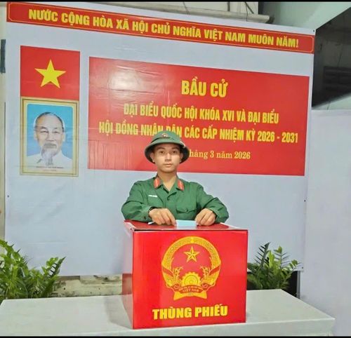 Chiến sĩ Lực lượng vũ trang tỉnh An Giang tham gia bầu cử