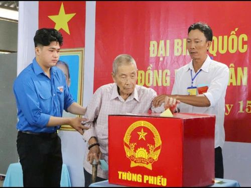 Cử tri Người cao tuổi được đoàn viên, thanh niên hỗ trợ bỏ phiếu