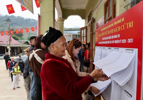 Cử tri xã Tam Thái xem danh dách niêm yết cử tri. Ảnh: H.P